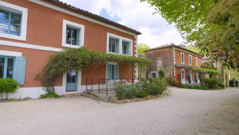 Encantadoras-Fachadas-De-Color-Ocre-De-Villas-En-El-Pueblo-De-Roussillon,-Francia