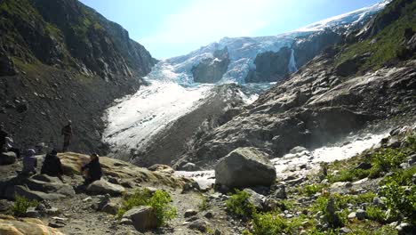 glaciar buarbreen en el parque nacional folgefonna noruega con turistas