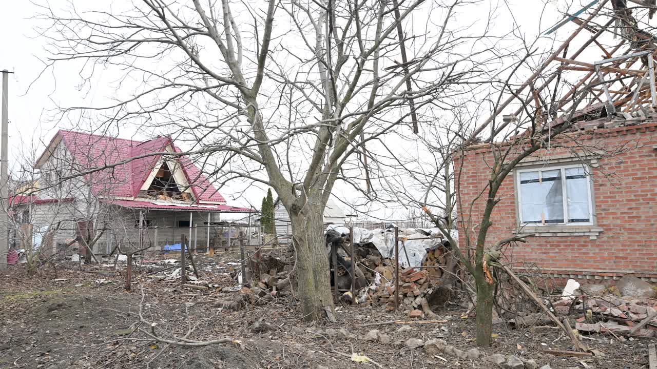 The aftermath of a Russian attack near Kramatorsk. A pan across ruined homes and debris reveals a lone dog sitting amidst the destruction of its neighborhood