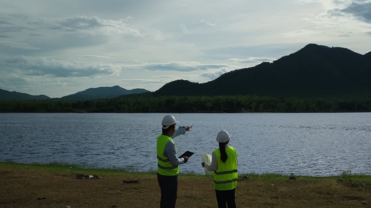 ingeniero de construcción que supervisa el progreso del proyecto de construcción, consultor de ingeniería de sitio de construcción con planos en la mano. ingeniero de medio ambiente y seguridad. diseñador de planta de tratamiento de aguas residuales.