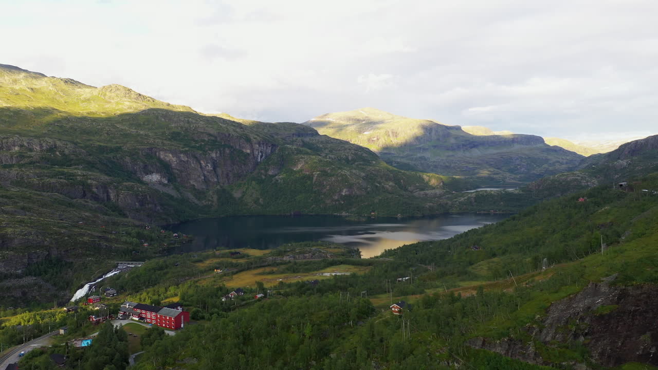 Montañas que rodean el tranquilo lago Reinungavatnet, cerca de Vatnahalsen y Rallarvegen, Noruega