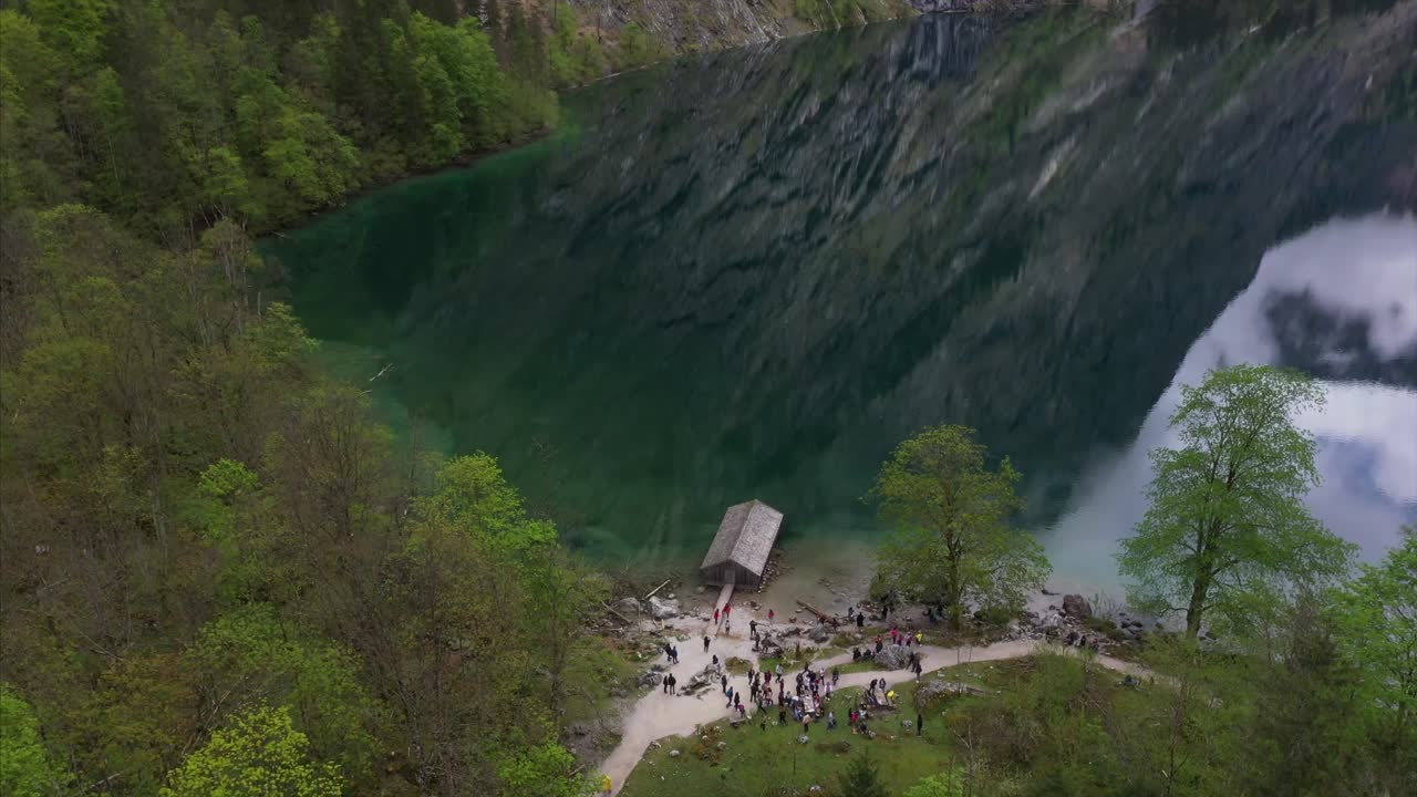 Splendido Lago Alpino con Riflessi delle Montagne