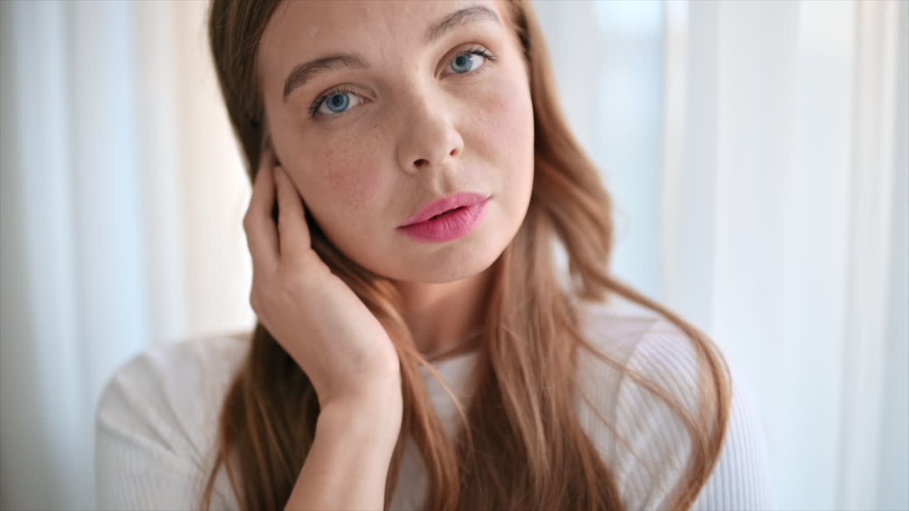 Retrato de una mujer joven y bella