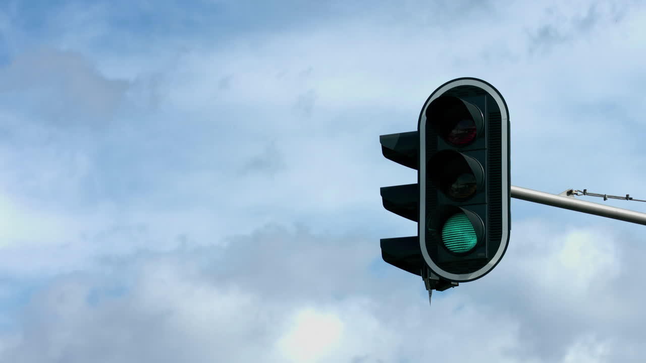 el semáforo cambia de rojo a verde, sobre el fondo del cielo