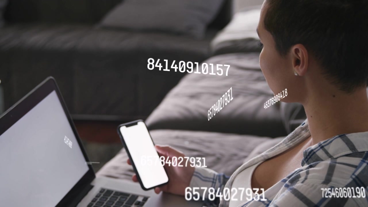 Donna sul divano che tiene in mano il telefono, con schermi che si illuminano e dati fluttuanti intorno a lei per le analisi.