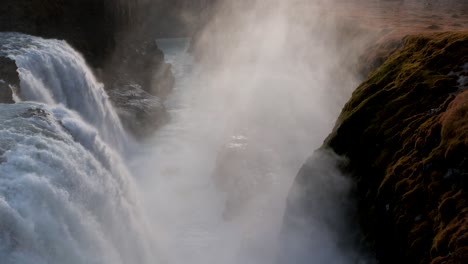 cascadas de gullfoss durante la hora dorada en islandia