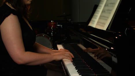mujer tocando el piano