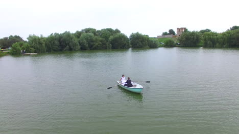 pareja de bodas navegando en un barco