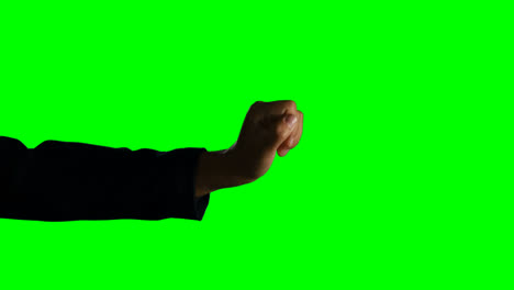 persona haciendo un gesto de la mano contra el fondo de la pantalla verde