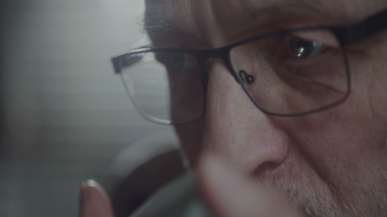 el espía escucha grabaciones discretas.