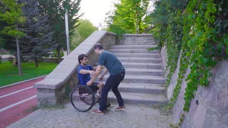 Abrazo.-El-Amigo-Que-Abraza-Al-Joven-Con-Discapacidad-Física.