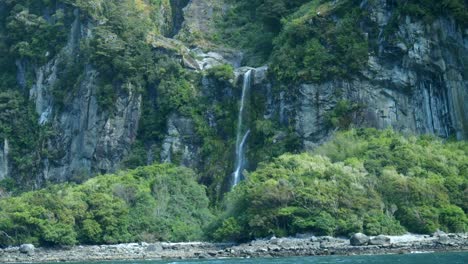 Fesselnder-Wasserfall,-Versteckt-Inmitten-üppiger-Büsche-In-Der-Atemberaubenden-Landschaft-Des-Milford-Sound