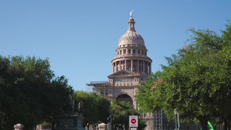 Pan-left-reveal-shot-of-the-Texas-State-Capital-building-in-Austin,-Texas