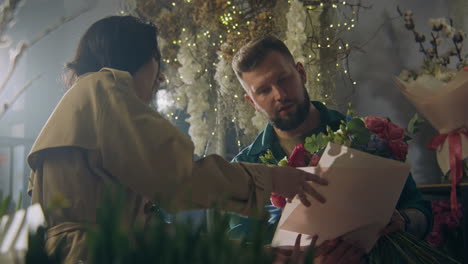 Florista-Masculino-Cuenta-Flores-En-Un-Jarrón-Y-Toma-El-Orden-Usando-Una-Tableta