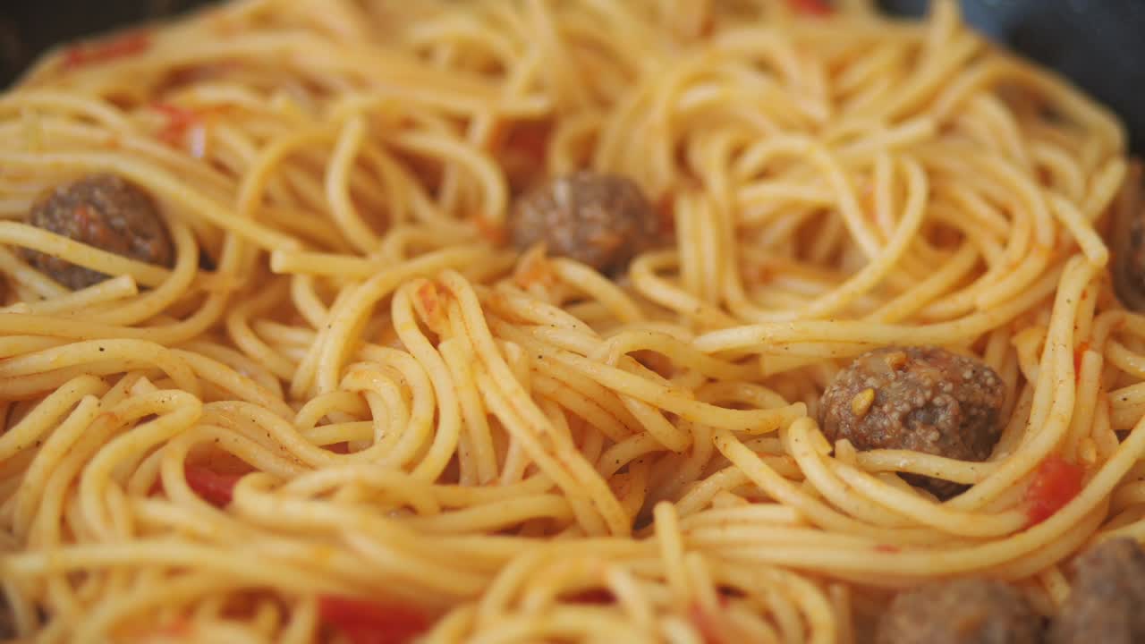Spaghetti con polpette di carne