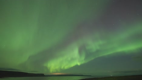 el cielo oscuro adornado con una espectacular exhibición de las luces del norte