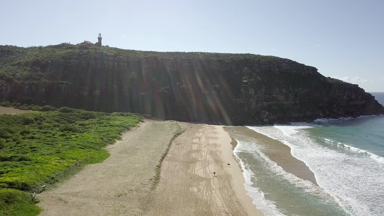 volando hacia la parte superior de palm beach con un faro sentado en la parte superior