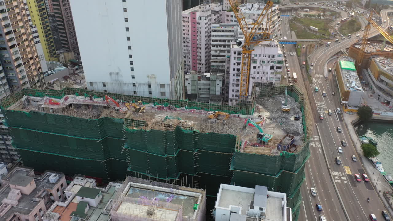 excavadoras y grúas en un sitio de construcción en causeway bay, hong kong