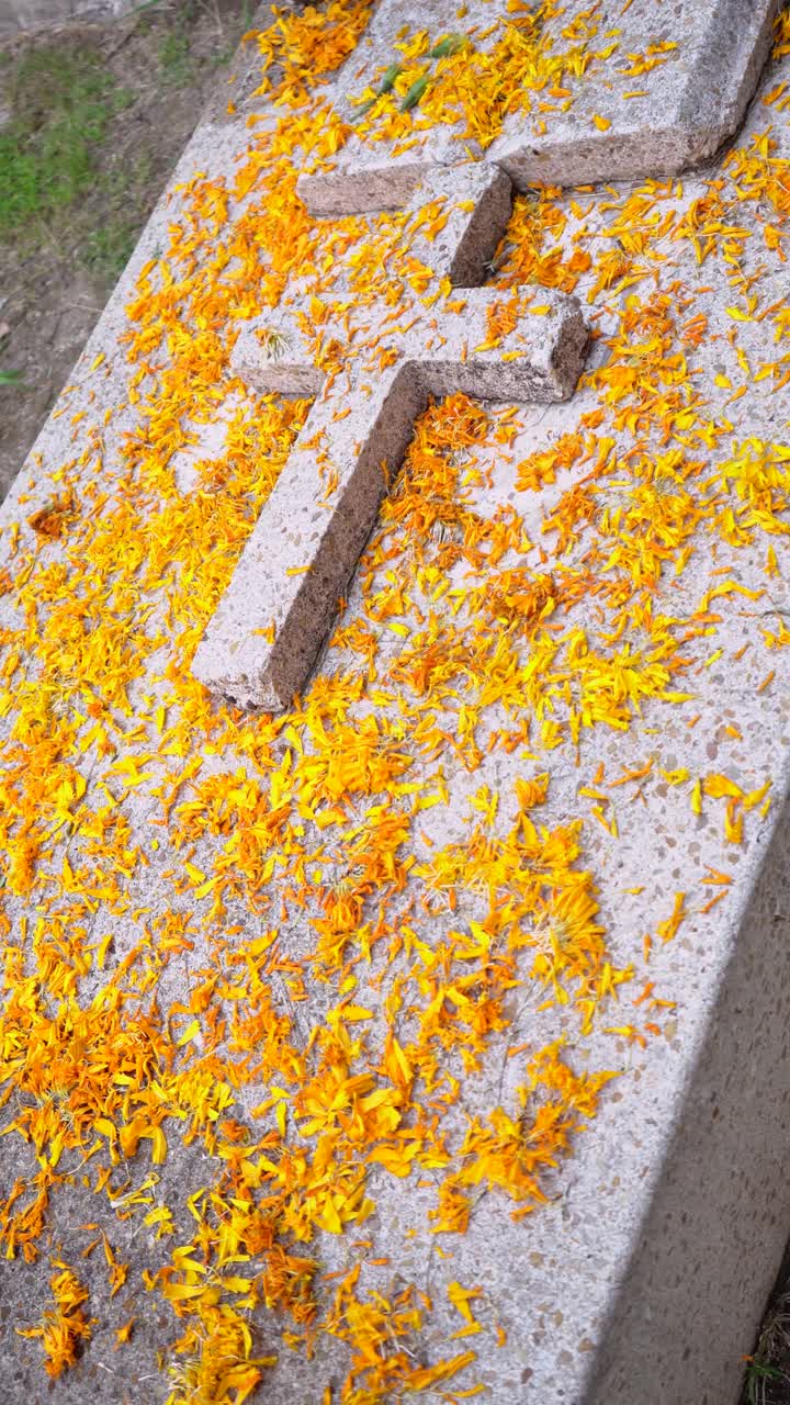 Tomba tradizionale ornata con petali di calendula, inquadratura verticale