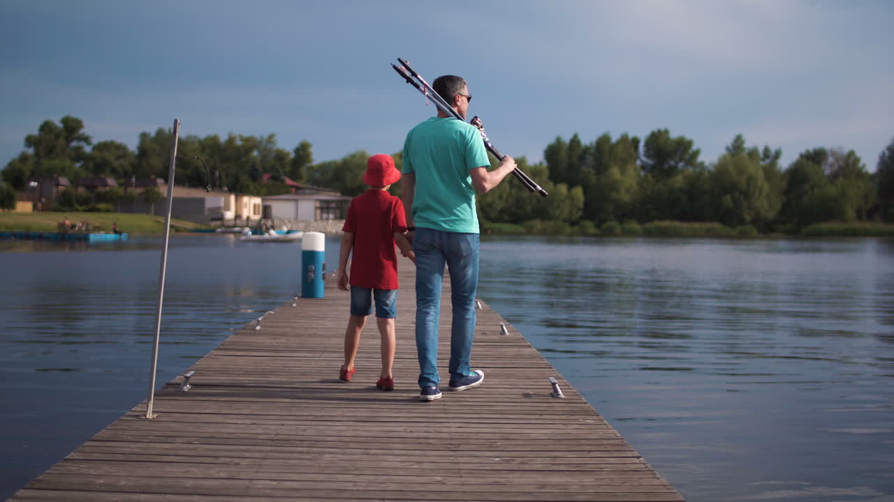 아버지와 아들이  ⁇ 시하고 있습니다.