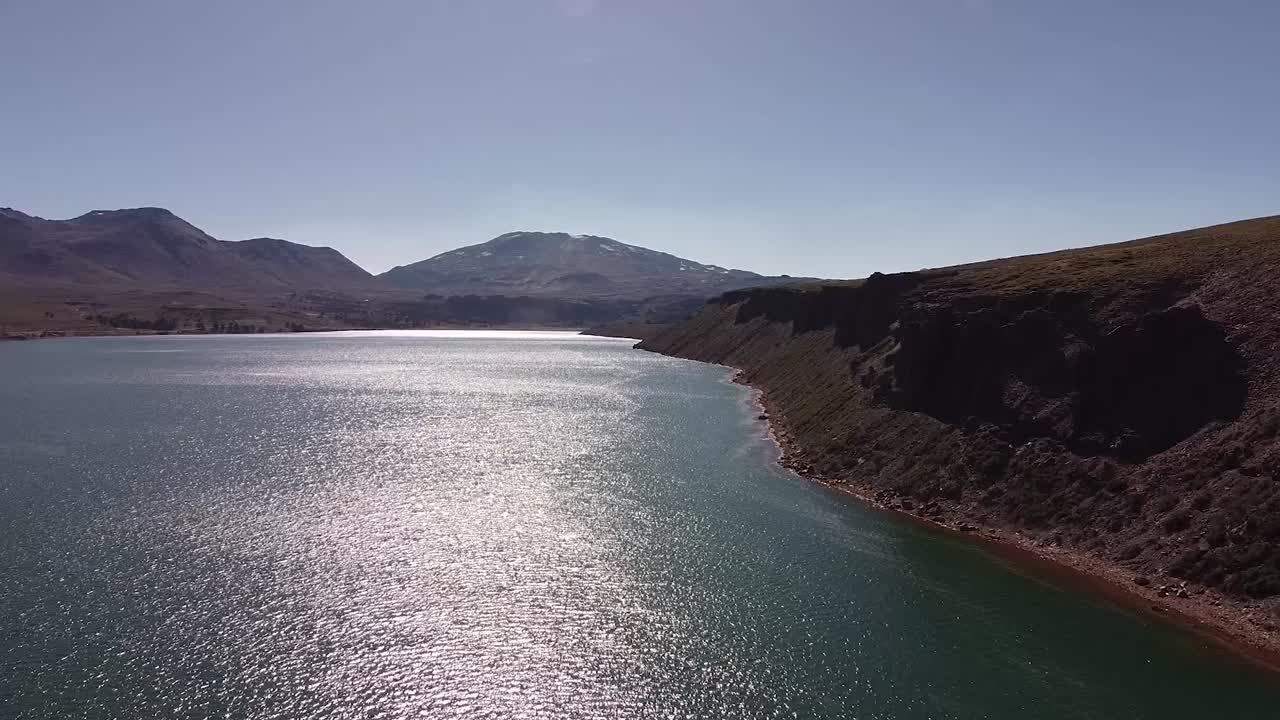 vista aérea sobre el lago en las montañas, naturaleza intacta durante el día soleado, capturada en patagonia, argentina, sudamérica