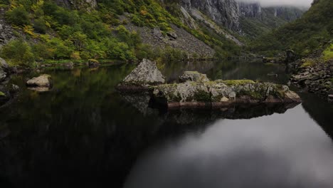 Fliegen-über-Die-Oberfläche-Eines-Flusses-In-Einem-Wunderschönen-Tal-Im-Westen-Norwegens