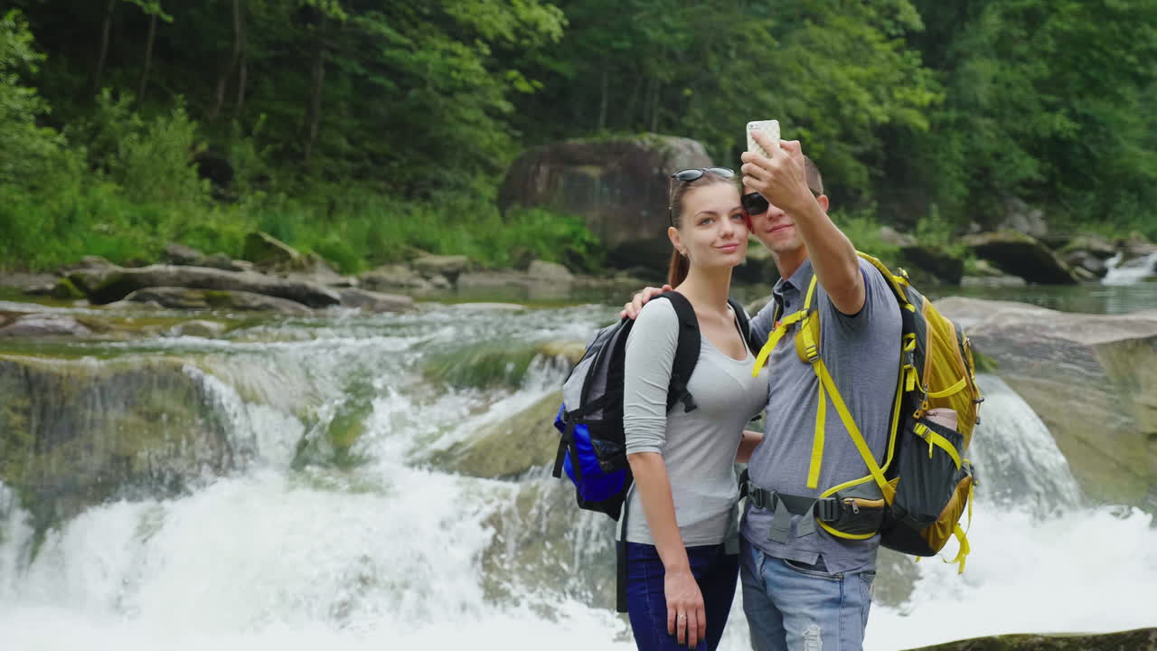 una hermosa cascada en las montañas agua que fluye sobre las rocas