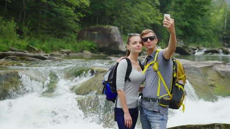 una hermosa cascada en las montañas agua que fluye sobre las rocas