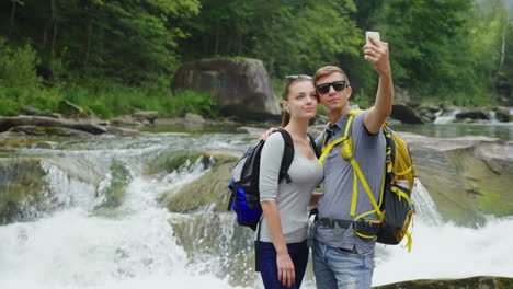 una hermosa cascada en las montañas agua que fluye sobre las rocas