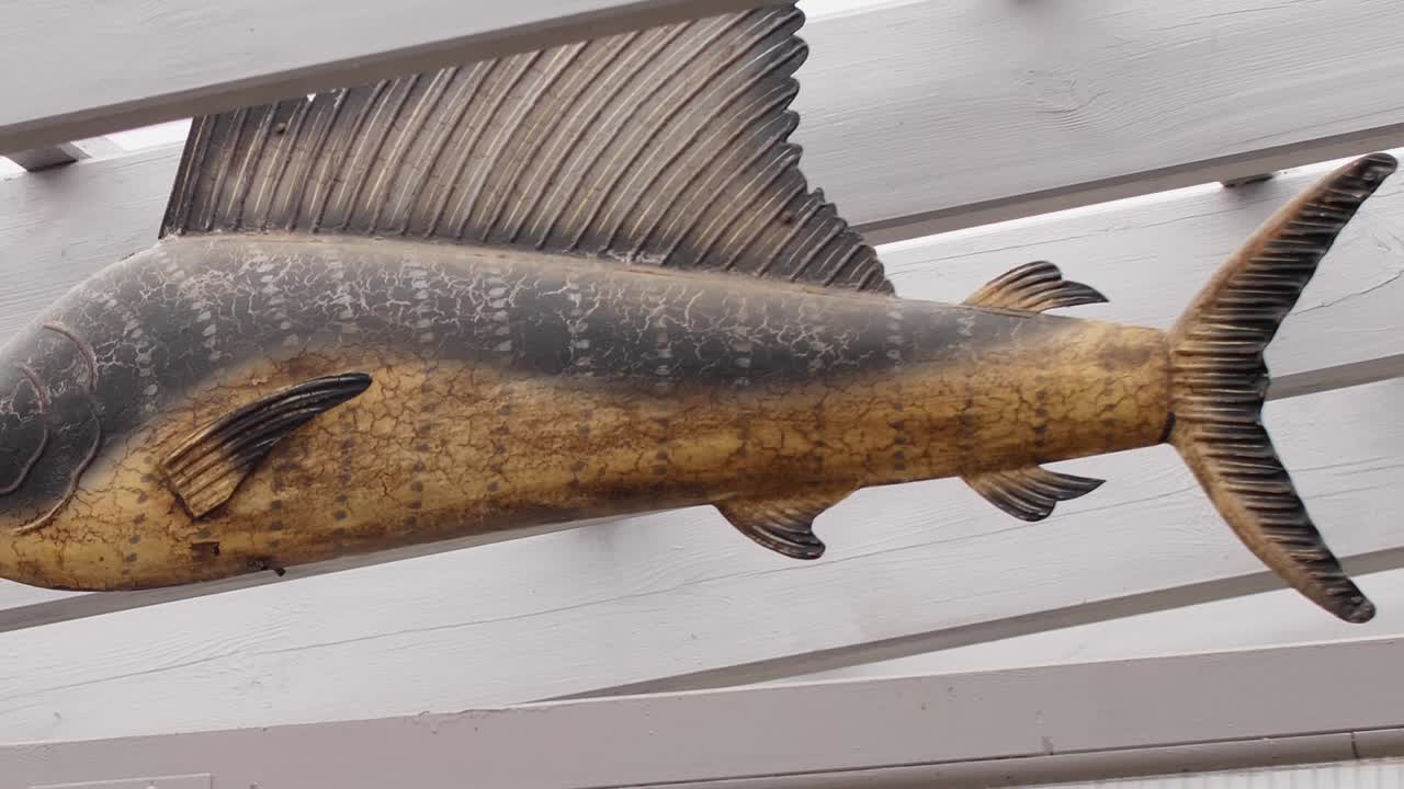 플라스틱으로 만든 가짜 물고기 위의