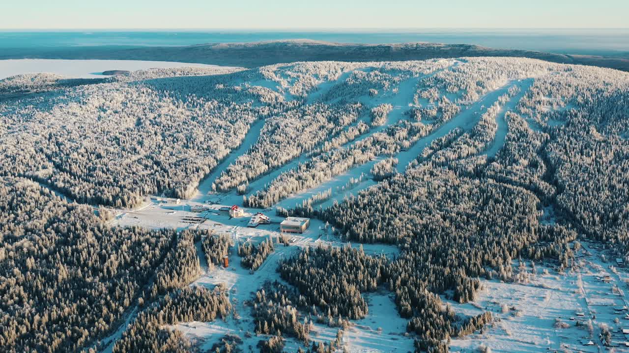 Flyfoto av snødekt fjellskianlegg