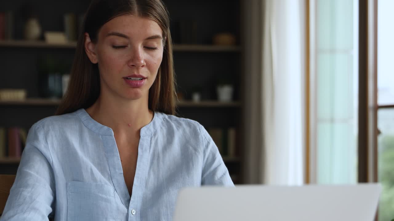 una mujer joven se siente enojada debido a una computadora rota o colgada