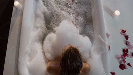 Mujer-Caucásica-Tomando-Un-Baño-En-El-Hotel