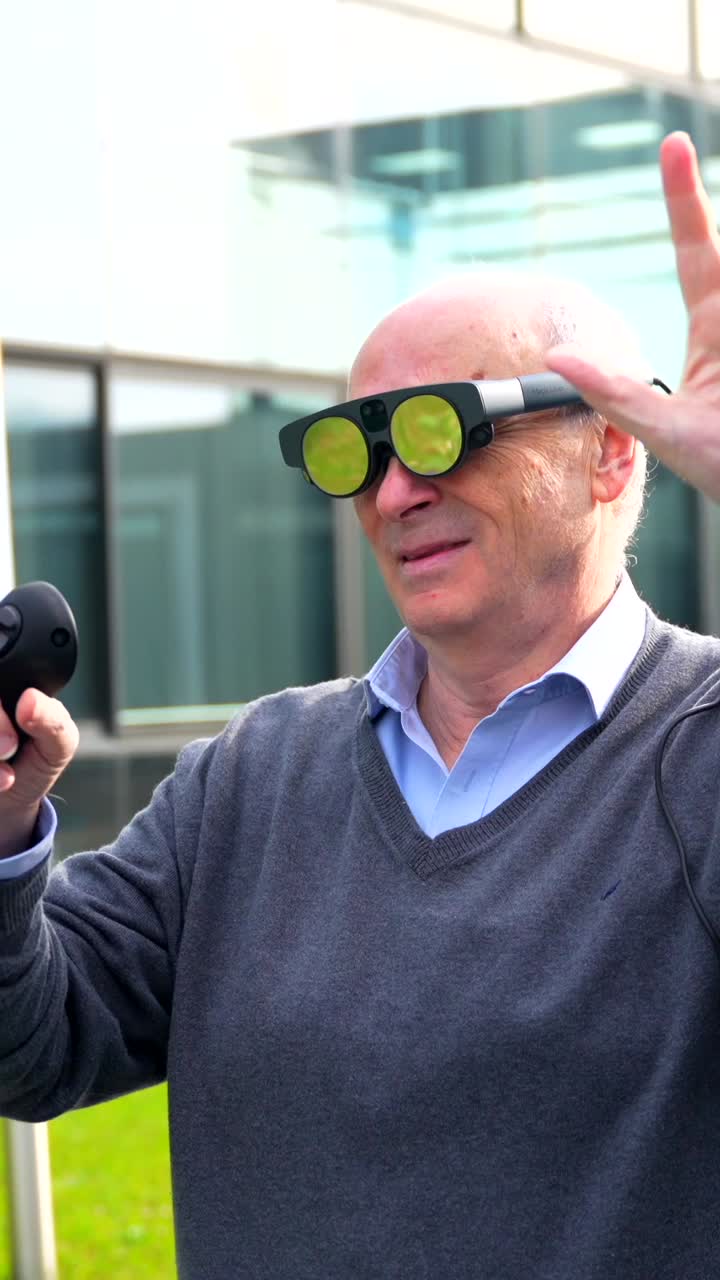 Mand iført augmented reality-briller