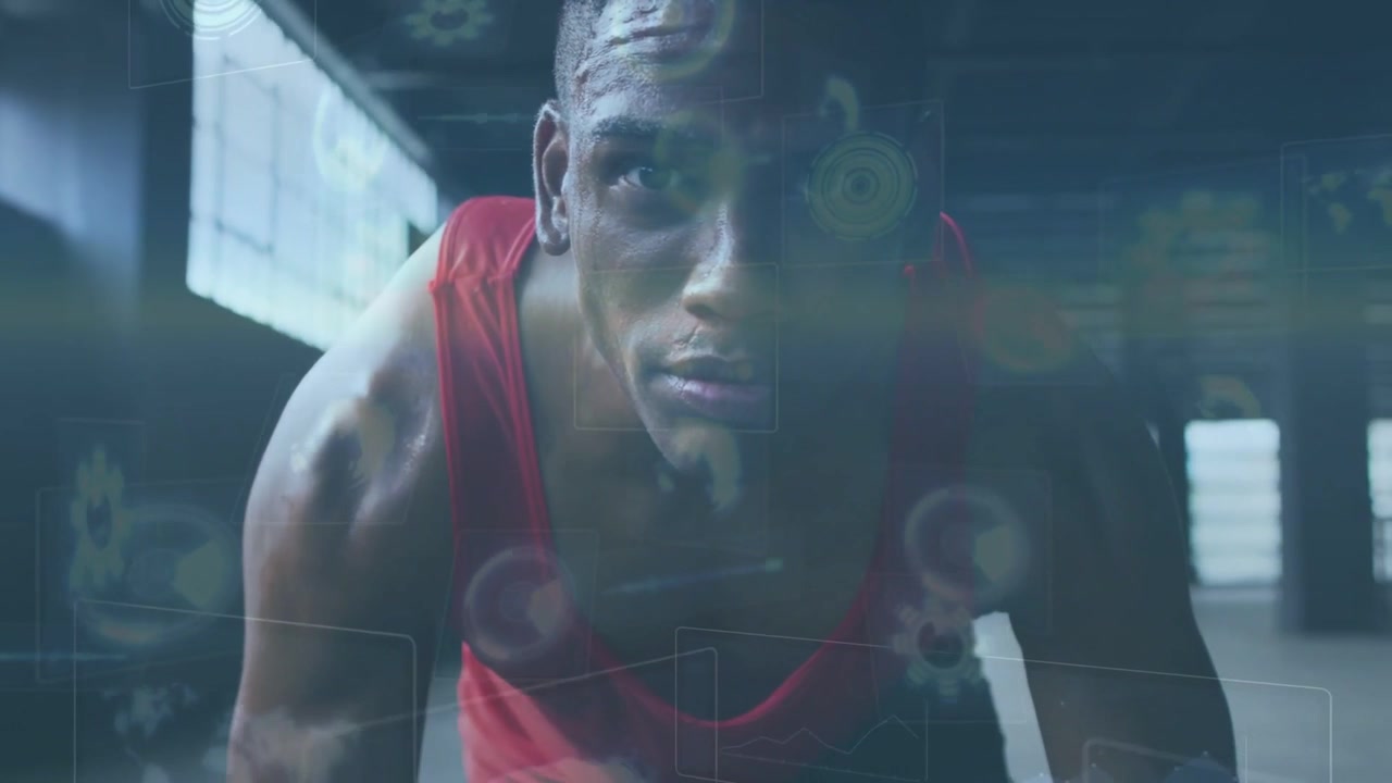 Atleta uomo che reagisce alla comparsa di grafici HUD, alzando la testa e preparandosi a scattare per il fitness.