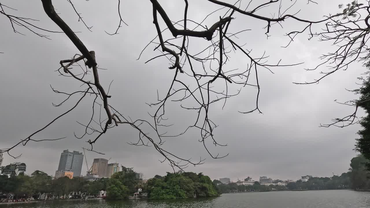 도시 호수 근처 의 구름 은 날 의 시간 스