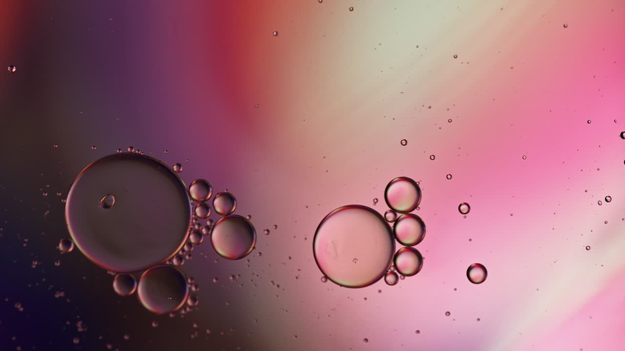 Gocce di olio alimentare colorate astratte, bolle e sfere che scorrono