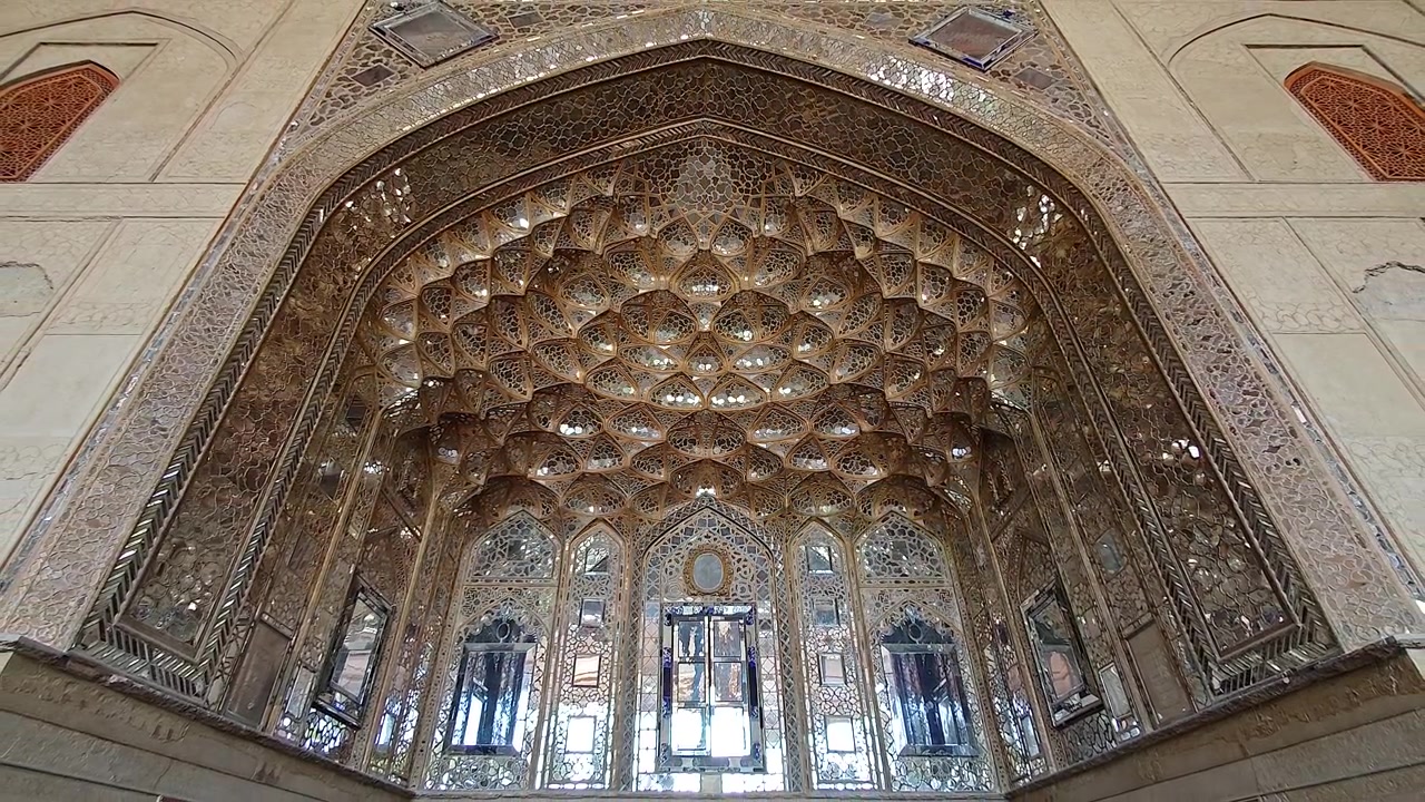 Trabalho intrincado de espelhos e detalhes arquitetônicos no interior de um palácio persa