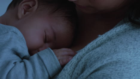 Madre-Sosteniendo-Al-Bebé-Calmando-Al-Recién-Nacido-Cansado-Calmando-Suavemente-Al-Bebé-Inquieto-Criando-A-Un-Niño-Amoroso-Mamá-Disfrutando-De-La-Maternidad-En-Casa