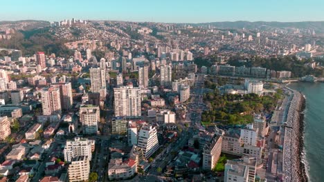 numerosos edificios residenciales de vacaciones frente al mar al atardecer