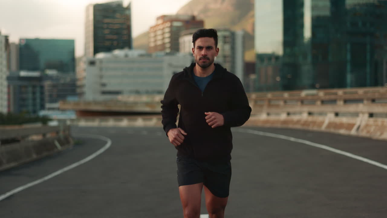 correr, fitness y la cara del hombre en la ciudad