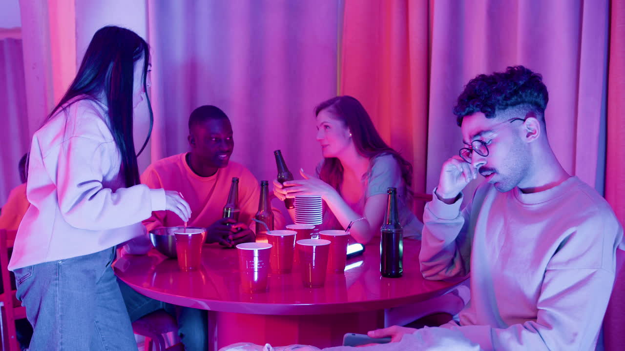 집에서 함께 시간을 보내는 다민족 친구