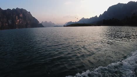 Montañas-De-Khao-Sok-Vistas-Desde-Un-Barco-Al-Atardecer