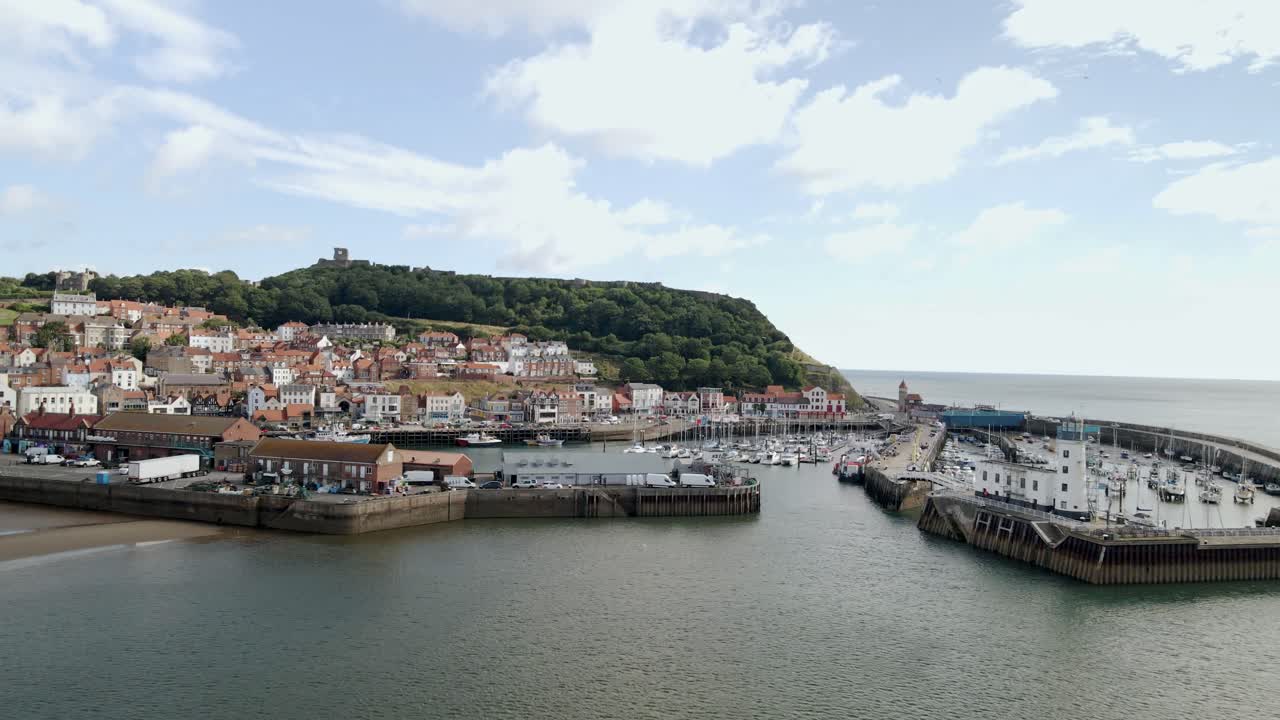 vista aérea del puerto y el castillo de scarborough