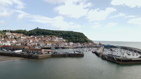 Luftaufnahme-Des-Hafens-Und-Der-Burg-Von-Scarborough