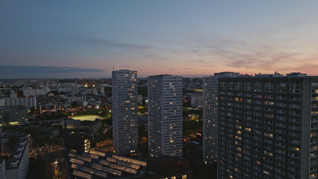 이 지역의 독특한 건축물을 강조하는 야간 풍경