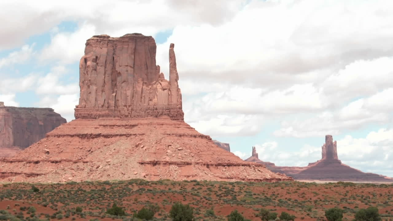 lapso de tiempo de las nubes que pasan sobre los mitten buttes en monument valley, utah
