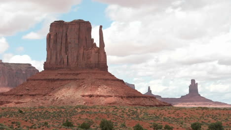 Zeitraffer-Von-Wolken-über-Fäustling-Buttes-Im-Monument-Valley-Utah-Passing