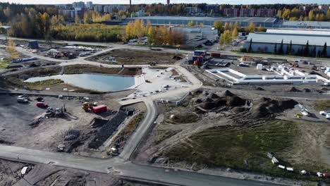 Lader,-Schwermaschinenarbeiten-Auf-Einer-Baustelle-In-Finnland-Im-Frühstadium