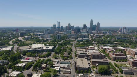 Orbiting-Aerial-Hyperlapse-Mit-Der-Innenstadt-Von-Charlotte-In-Der-Ferne-An-Einem-Schönen-Sommertag